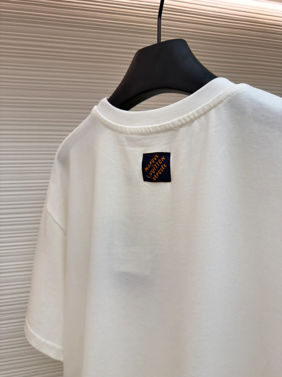 LOUIS VUITTON Fox Logo Embroidered Short Sleeve ●Original version: 9800 purchase and development ●Item number: 1681633-A15 ●Fabric: cotton fabric ●Technology: embroidery production ●Color: white ●Version: Fitted version ●Weight: about 270 grams ●Size: S-M-L-XL ●Description: This Louis Vuitton LV Fox SS Crewneck T-shirt is made of high-quality pure cotton fabric, with a soft, delicate feel and good breathability. The round neck design is simple and elegant, making it comfortable and natural to wear. The brand logo and fox pattern on the chest are made of exquisite embroidery technology, with a strong three-dimensional effect and exquisite details. The body of the garment adopts flat-turn open-stitching technology, the stitching is even and neat, and the lines are clear and smooth. The ribbed design on the hem and cuffs is both windproof and warm and can modify your figure. The entire T-shirt embodies Louis Vuitton's ultimate pursuit of quality and craftsmanship from fabric selection, tailoring to detail processing. It not only retains the elegant style of classic items, but also incorporates modern design language, making it suitable for various occasions and showing a low-key and luxurious fashion attitude. The overall wiring is straight and delicate, the fabric is comfortable and soft, and the color is consistent without color difference. It can be matched with the same style to create a fashionable look and control various occasions. Customized accessories, complete with three standards, same style for men and women!